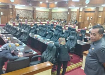 Tiga anggota DPRD Kabupaten Serang, terlihat baru masuk ke ruang paripurna, Senin (5/9/2022). (SIDIK/SATELITNEWS.ID)