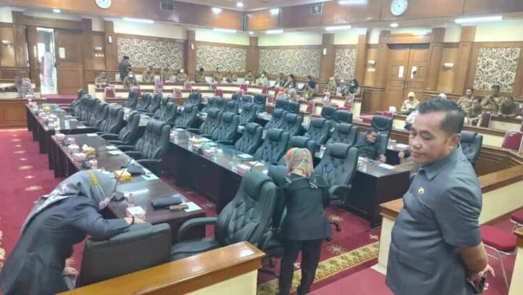 Tiga anggota DPRD Kabupaten Serang, terlihat baru masuk ke ruang paripurna, Senin (5/9/2022). (SIDIK/SATELITNEWS.ID)