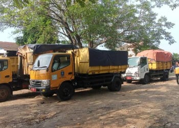 Truk muatan sampah terparkir di lingkungan Kantor DLH Kabupaten Serang. (DOKUMEN/SATELITNEWS)