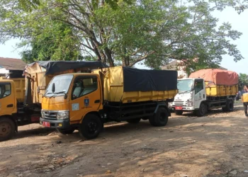 Truk muatan sampah terparkir di lingkungan Kantor DLH Kabupaten Serang. (DOKUMEN/SATELITNEWS)