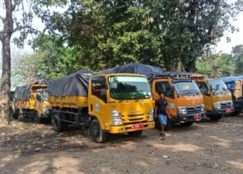 Puluhan truk bermuatan sampah, terparkir di Kantor DLH Kabupaten Serang. (DOKUMEN/SATELITNEWS.ID)
