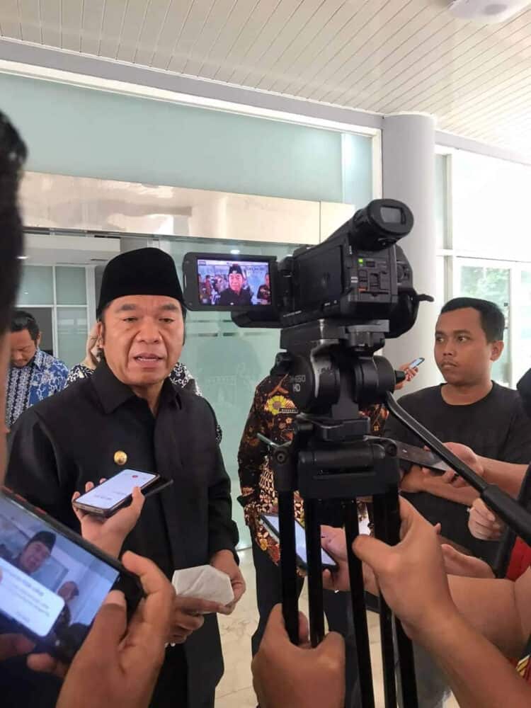 PJ Gubernur Banten Al Muktabar, beri keterangan kepada awak media, Kamis (8/9/2022). (LUTFI/SATELITNEWS.ID)