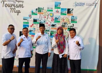 Kepala Disporapar Kabupaten Serang, Anas Diwsatya Prasadya (tengah), foto bersama dengan jajarannya. (ISTIMEWA)