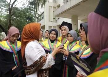 Bupati Serang Ratu Tatu Chasanah, bersama para wisudawati penerima beasiswa Pemkab Serang. (ISTIMEWA)