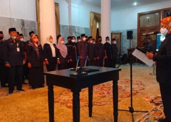 Bupati Serang Ratu Tatu Chasanah, melantik pegawai Disdukcapil, di Pendopo Bupati setempat, Kamis (15/9/2022). (SIDIK/SATELITNEWS.ID)