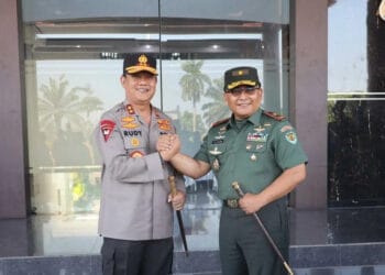 SALAM KOMANDO - Danrem 064/MY Banten Brigjend TNI Tatang Subarna, salam komando dengan Kapolda Banten Irjend Pol Rudy Heryanto, Kamis (15/9/2022). (HERMAN SAPUTRA/SATELITNEWS.ID)
