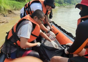 Evakuasi korban tenggelam di Sungai. (ISTIMEWA)