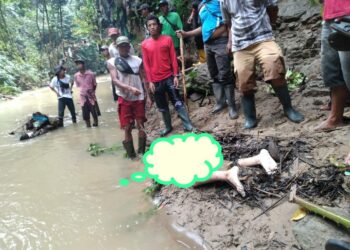 Sosok mayat ditemukan di bantaran Sungai Balengbeng, Kecamatan Cibaliung, Kabupaten Pandeglang, Minggu (18/9/2022). (ISTIMEWA)
