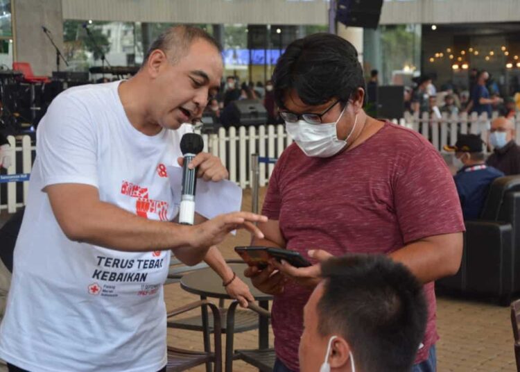 SOSIALISASI: Bupati Zaki saat mensosialisasikan Aplikasi SiDoni milik UDD dan PMI Kabupaten Tangerang yang sudah diupgrade, kepada para pengunjung yang ada di Downtown Walk SMS Kelapa Dua, Minggu (18/9/2022). (ISTIMEWA)