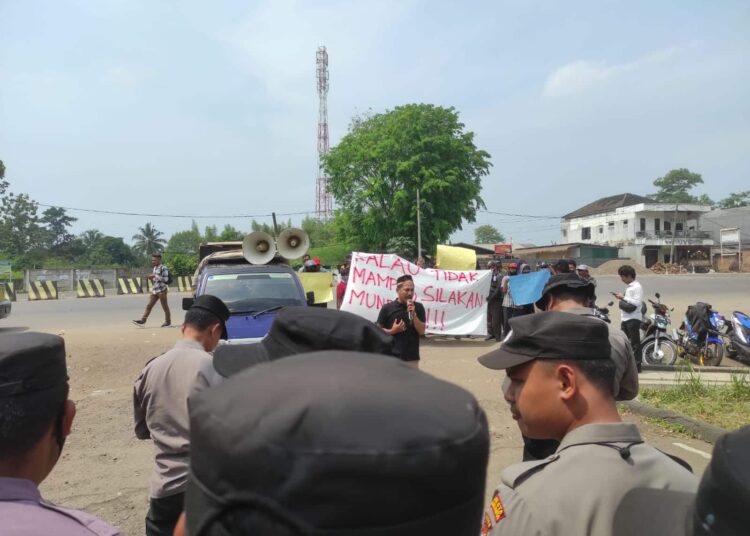 Sejumlah anggota kepolisian, menjaga Unjukrasa yang dilakukan massa aksi yang tergabung dalam Koalisi Masyarakat Banten, Senin (19/9/2022). (ISTIMEWA)