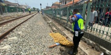 Personel Polisi dari Polresta Serang Kota,  mengamankan korban laka tertabrak kereta, Selasa (20/9/2022). (ISTIMEWA)
