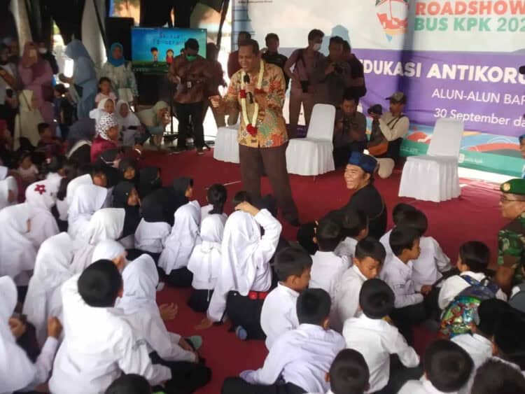 PJ Gubernur Banten, Al Muktabar, mengedukasi pelajar tentang anti korupsi, Jumat (30/9/2022). (ISTIMEWA)