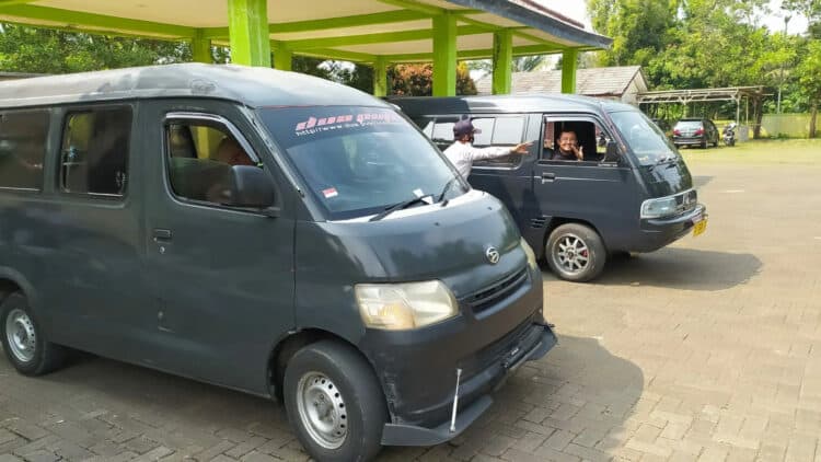 Angkutan Kota (Angkot) jurusan Pandeglang - Serang, sedang beroperasi. (ISTIMEWA)