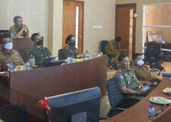 Wabup Pandeglang, Tanto Warsono Arban, didampingi jajarannya sedang melakukan zoom meeting dengan Mensos RI, di ruang Pintar Setda Pandeglang, Senin (5/9/2022). (ISTIMEWA)