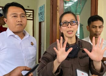 Kajari Pandeglang, Helena Octavianne, didampingi Kasi Intel Kejari Pandeglang, Wildan Hafit (kiri), sedang di wawancara wartawan, di depan Sekretariat Pokja Wartawan Pandeglang, Kamis (8/9/2022). (NIPAL SUTIANA/SATELITNEWS.ID)