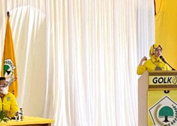 Airin menyanpaikan sambutan dan motivasi, di acara konsolidasi kader Partai Golkar Pandeglang, Minggu (11/9/2022). (NIPAL SUTIANA/SATELITNEWS.ID)