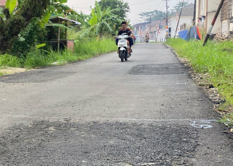 Baru dibangun, Jalan Batubantar-Kadukacang, Kecamatan Cimanuk, Kabupaten Pandeglang, sudah terlihat banyak tambalan dan mengelupas lagi. (NIPAL SUTIANA/SATELITNEWS.ID).