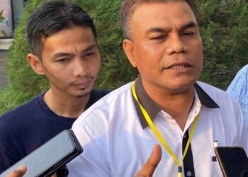 Kuasa hukum tersangka kasus dugaan korupsi dana BOS Afirmasi, berinisial A, Raki Jubaidi (kemeja putih), di wawancara wartawan beberapa waktu lalu. (DOKUMEN/SATELITNEWS.ID)