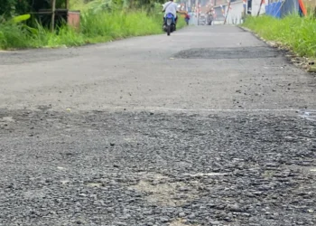 Ruas jalan Batubantar-Kadukacang, Kecamatan Cimanuk, Kabupaten Pandeglang, yang tambal sulam, segera diperbaiki oleh pelaksananya. (ISTIMEWA)