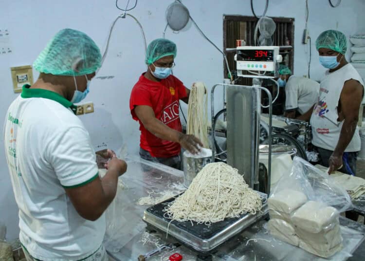 Foto Produksi Mi Rumahan di Ciledug Jelang Naik Harga