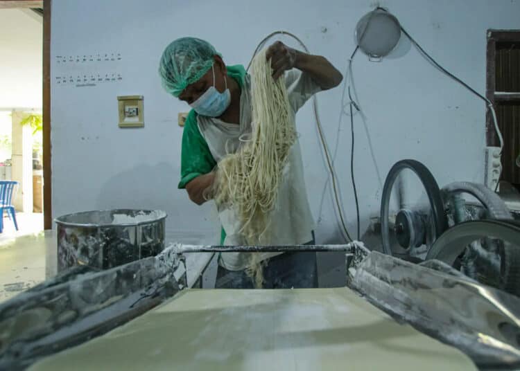 Foto Produksi Mi Rumahan di Ciledug Jelang Naik Harga