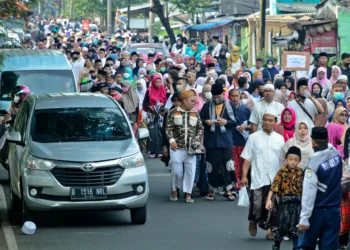 Foto Jalan Sehat Sarungan di Kota Tangerang