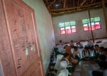Siswa Belajar Lesehan, Madrasah di Lebak Ini Butuh Bantuan Kursi dan Meja dari Pemerintah