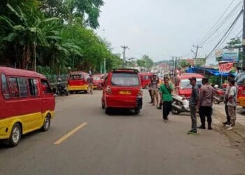 Angkot berbagai jurusan di Kabupaten Lebak saat menggelar aksi mogok operasi, beberapa waktu lalu. Mereka menuntut pemerintah untuk segera menyesuaikan tarif dasar angkutan. MULYANA/SATELIT NEWS