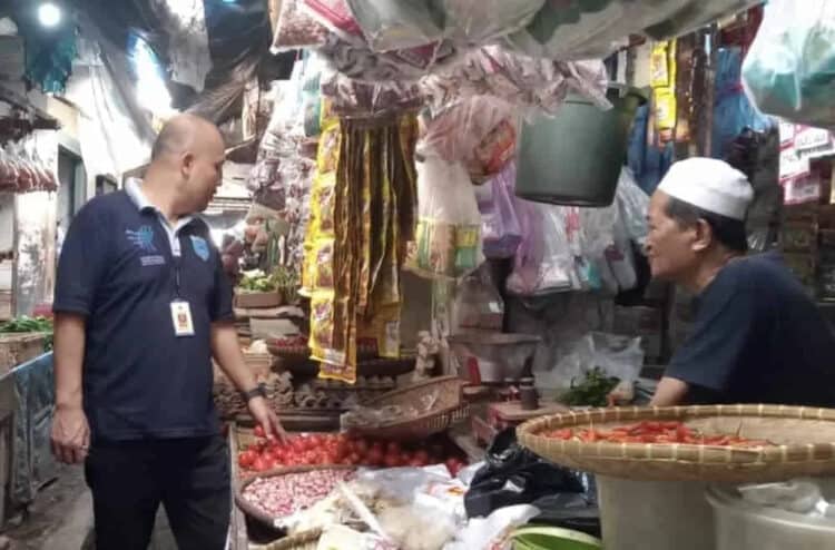 Petugas Diskoperindag Pandeglang, memantau harga bahan pokok dan situasi pasar di Kabupaten Pandeglang, Selasa (6/9/2022). (ISTIMEWA)