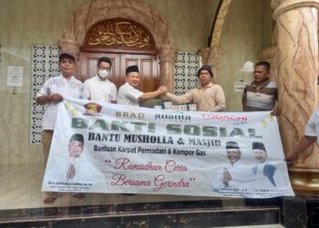 Wakil Ketua DPRD Turidi Bagikan Karpet ke 31 Masjid dan Musala
