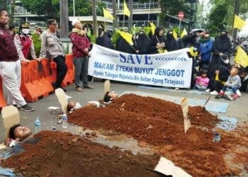 Tiga orang warga Panunggangan Barat, Kecamatan Cibodas, Kota Tangerang melakukan aksi kubur diri sebagai bentuk penolakan terhadap pemindahan makam Ki Buyut Jenggot, Kamis (29/09/2022). FOTO: EKO "ACO" SETIAWAN/SATELIT NEWS.COM