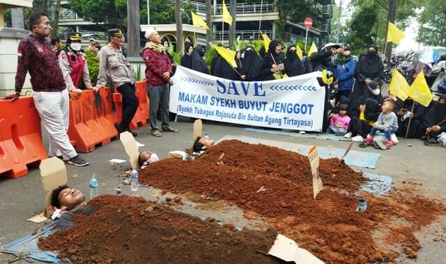 Tiga orang warga Panunggangan Barat, Kecamatan Cibodas, Kota Tangerang melakukan aksi kubur diri sebagai bentuk penolakan terhadap pemindahan makam Ki Buyut Jenggot, Kamis (29/09/2022). FOTO: EKO "ACO" SETIAWAN/SATELIT NEWS.COM