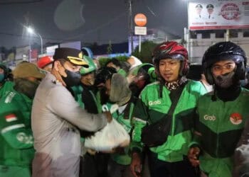 Terdampak Kenaikan BBM, Sopir Angkot dan Tukang Becak Terima Bansos dari Polisi