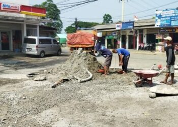 Prihatin Kerusakan, Jalan Garuda Batuceper Akhirnya Diperbaiki Donatur