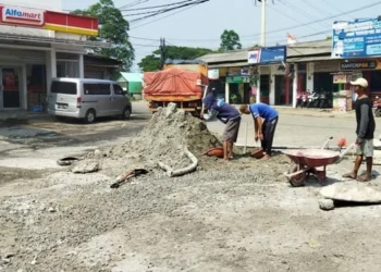Prihatin Kerusakan, Jalan Garuda Batuceper Akhirnya Diperbaiki Donatur