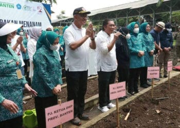 Acara “Gerakan Menanam Untuk Ketahanan Pangan”, di Kecamatan Curug, Kota Serang, yang juga dilakukan secara serentak diberbagai lokasi di Provinsi Banten, Sabtu (22/10/2022). (LUTHFI/SATELITNEWS.COM)