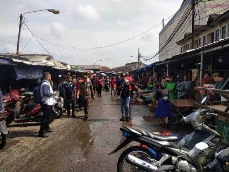Lurah Ciputat Tertibkan PKL Penyerobot Jalan H Usman Pasar Ciputat