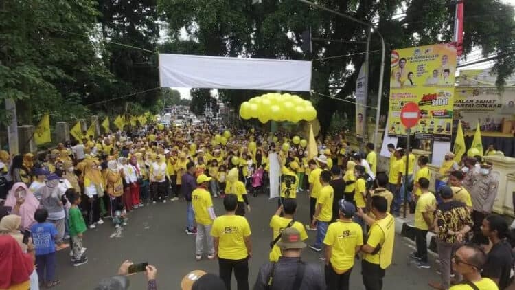 Ribuan masyarakat Kabupaten Pandeglang, siap-siap mengikuti jalan sehat, di depan Kantor DPD Partai Golkar Kabupaten Pandeglang, Minggu (16/10/2022). (NIPAL SUTIANA/SATELITNEWS.COM)