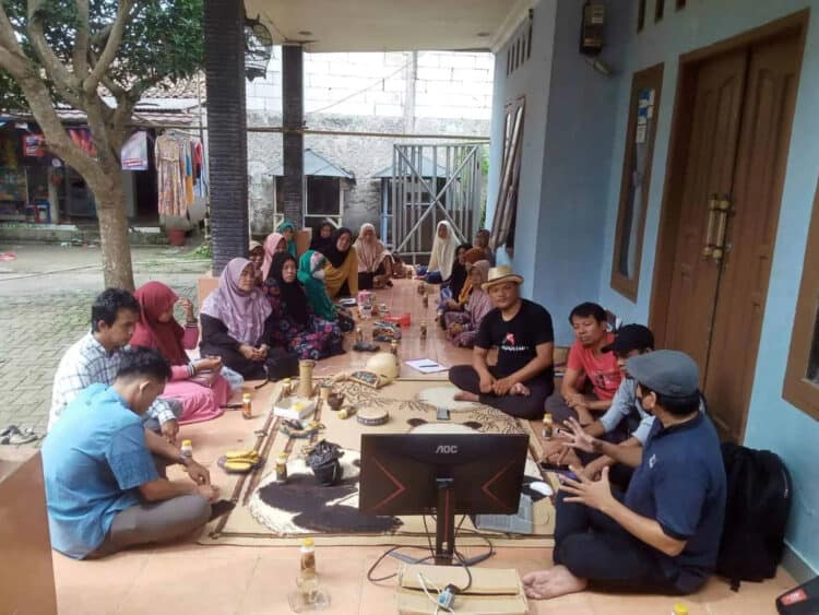 PELATIHAN GRATIS: Suasana pelatihan branding produk UMKM dalam fotografi dan videografi dari Yayasan Topi Bambu, di Cisoka, Kabupaten Tangerang, Selasa (11/10).