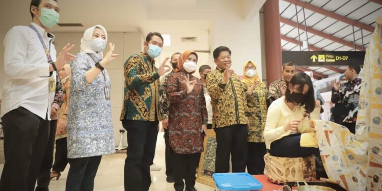 Pemkab Serang - Angkasa Pura II Kampanyekan Batik di Bandara Soeta, Senin(3/10/2022).(ISTIMEWA)