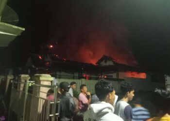Warga berhamburan, berusaha memadamkan api yang terus berkobar membakar rumah korban, di Kecamatan Labuan Kabupaten Pandeglang, Rabu (5/10/2022) dini hari.(ISTIMEWA)