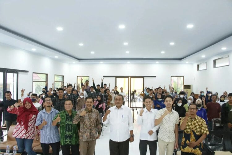 Wabup Serang Pandji Tirtayasa, berfoto bersama dengan para mahasiswa, sebelum menjadi narasumber di acara mahasiswa. (ISTIMEWA)