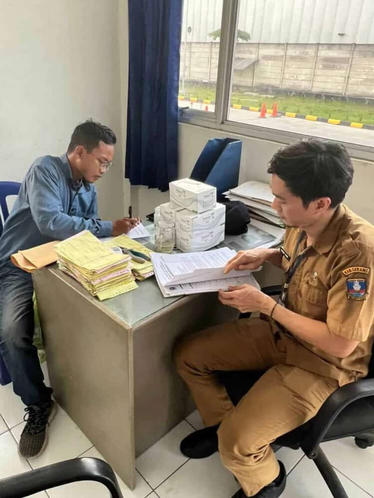 Pegawai Bapenda Kabupaten Serang tengah melakukan pemeriksaan pajak. (ISTIMEWA)