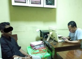 Pelaku pencabulan sedang menjalani pemeriksaan, oleh Penyidik Satreskrim Polres Pandeglang, Senin (3/10/2022). (ISTIMEWA)