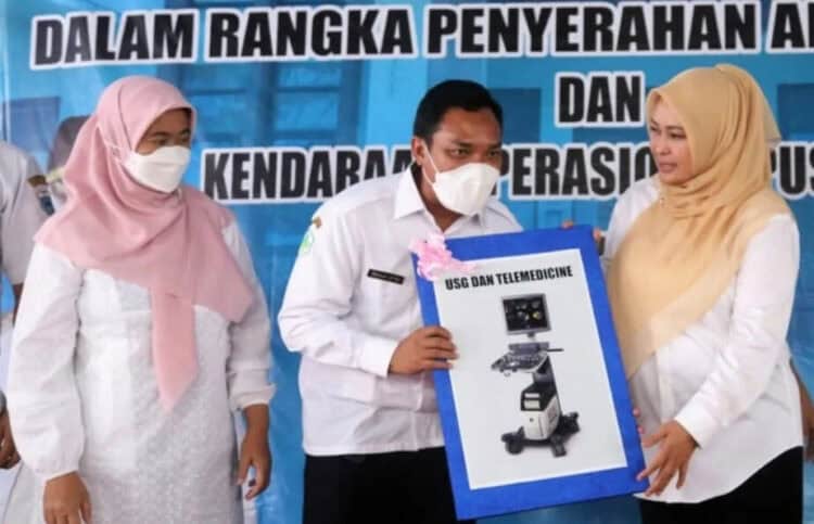 Bupati Pandeglang, Irna Narulita secara simbolis menyerahkan bantuan Alkes di UPT Puskesmas Cimanuk, Kamis (6/10/2022). (ISTIMEWA)