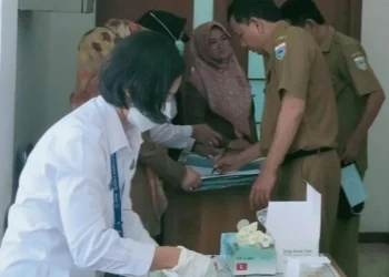 Para pejabat di lingkungan Pemkab Pandeglang sedang menjalani tes urine di lingkungan Setda Pandeglang, Senin (24/10/2022). (NIPAL SUTIANA/SATELITNEWS.COM)