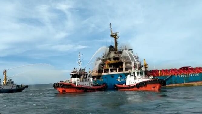 Kapal Pengangkut Ribuan Ton Pupuk Terbakar di Cilegon