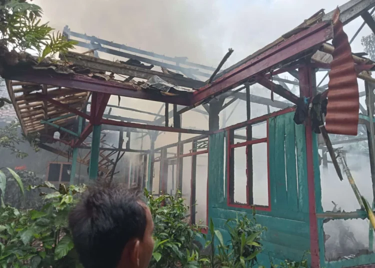 Seisi Rumah Warga Cimanggu Habis Terbakar, Hanya Tersisa Pakaian di Badan
