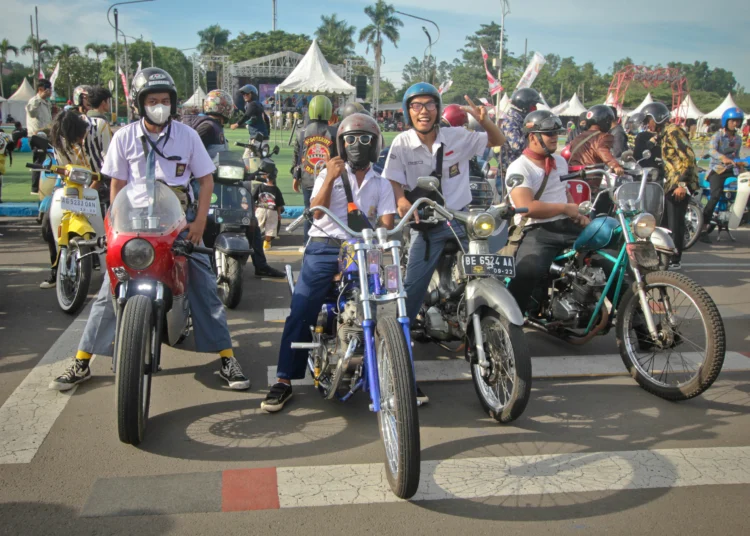Foto Penghobi Motor Riding Sore Peringati Hari Sumpah Pemuda
