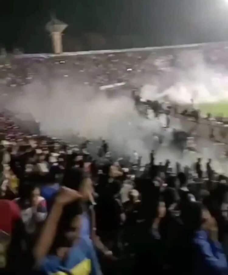 Gas Air Mata Dilarang FIFA, Berikut Ini Bahayanya